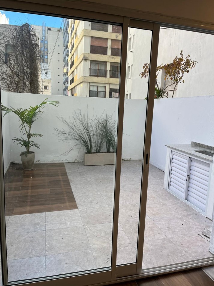 Monoambiente con patio a una cuadra de la playa y cercano a Guemes 