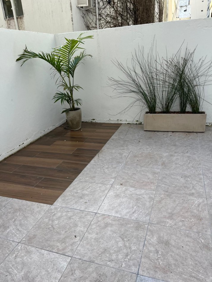 Monoambiente con patio a una cuadra de la playa y cercano a Guemes 