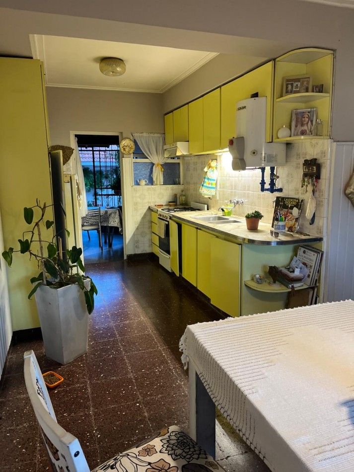 Tres propiedades en una, Casa, Local Comercial mas departamento de 2 ambientes