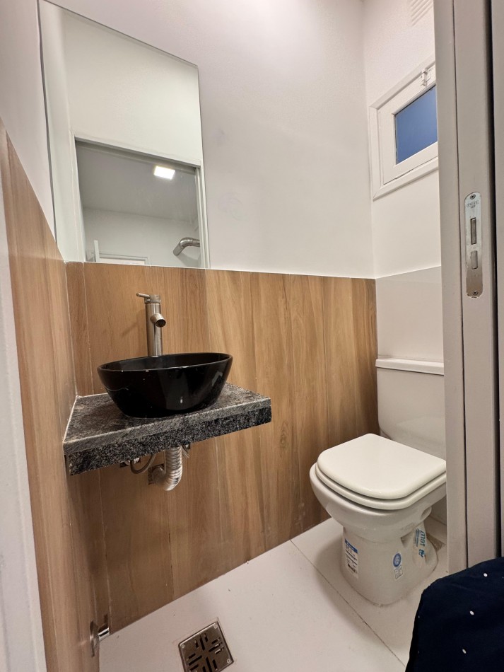Dos ambientes con dependencia y dos baños, 48 metros