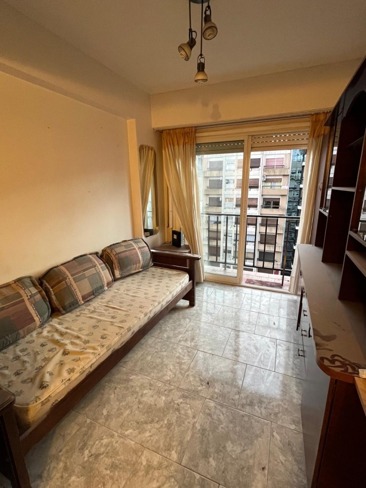 Departamento con Balcon a la Av Colon