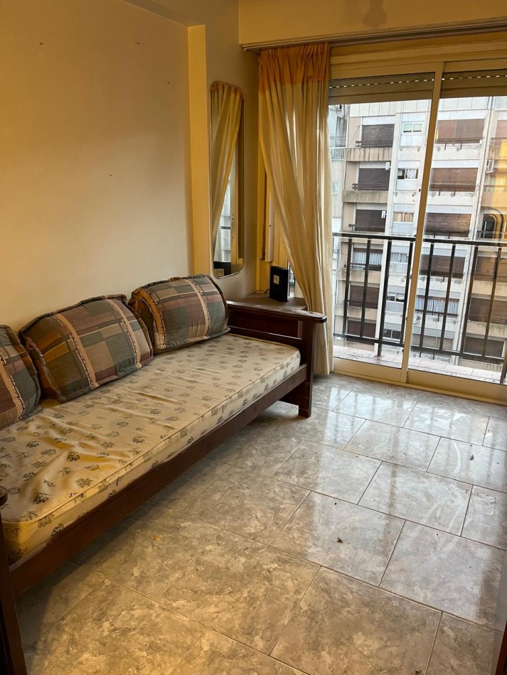Departamento con Balcon a la Av Colon