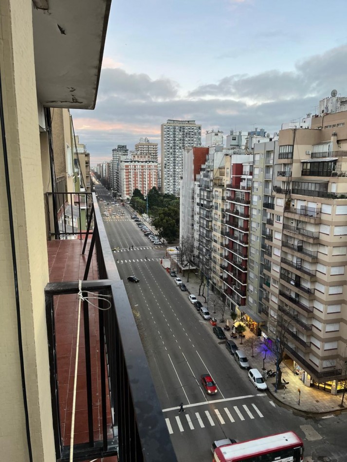 Departamento con Balcon a la Av Colon