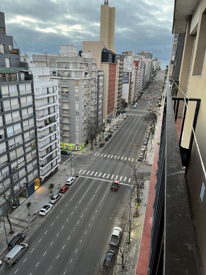 Departamento con Balcon a la Av Colon