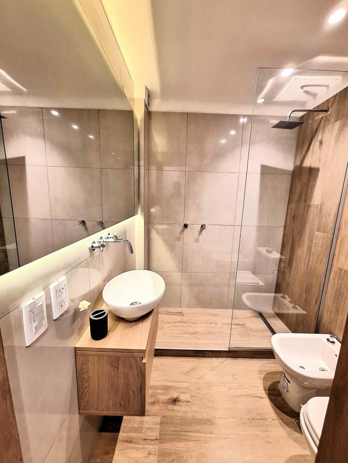 DEPARTAMENTO 3 AMB. CON BALCON SOBRE AV. COLON