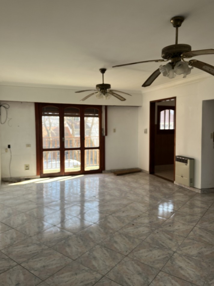 Oportunidad Unica en Barrio Chauvin - Propiedad con Local, Garage Doble y Casa de 4 Ambientes