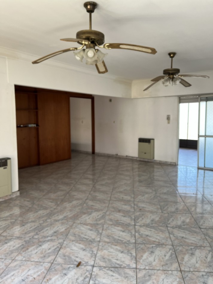 Oportunidad Unica en Barrio Chauvin - Propiedad con Local, Garage Doble y Casa de 4 Ambientes