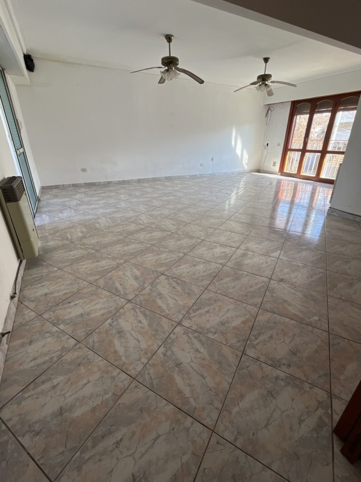 Oportunidad Unica en Barrio Chauvin - Propiedad con Local, Garage Doble y Casa de 4 Ambientes