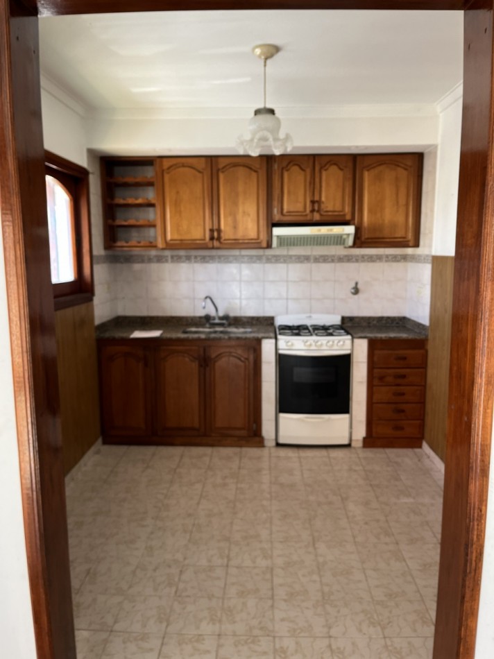 Oportunidad Unica en Barrio Chauvin - Propiedad con Local, Garage Doble y Casa de 4 Ambientes