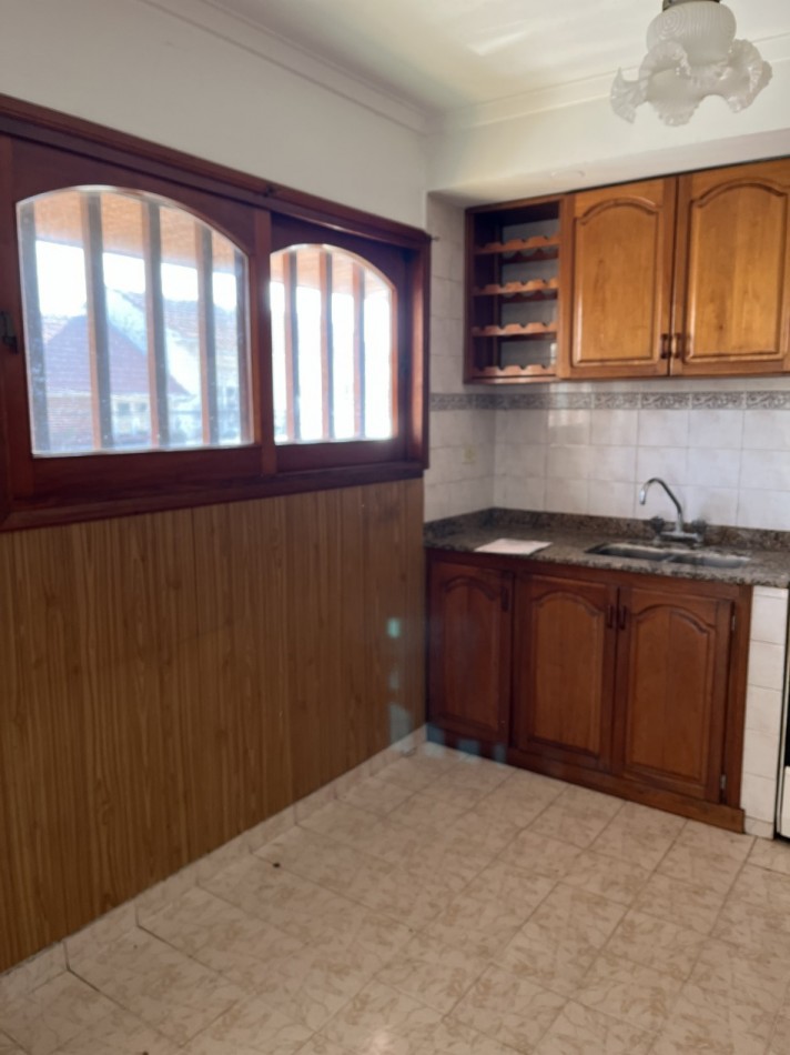 Oportunidad Unica en Barrio Chauvin - Propiedad con Local, Garage Doble y Casa de 4 Ambientes