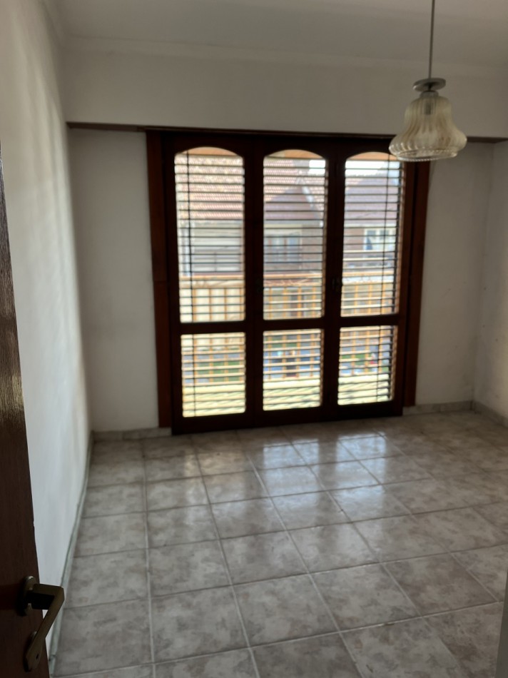Oportunidad Unica en Barrio Chauvin - Propiedad con Local, Garage Doble y Casa de 4 Ambientes