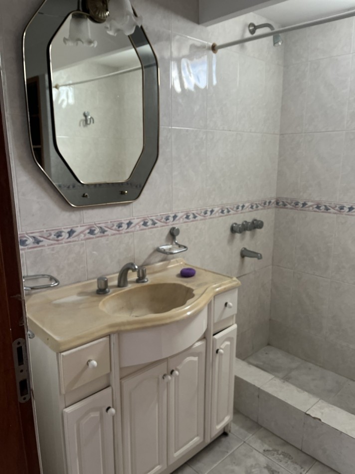 Oportunidad Unica en Barrio Chauvin - Propiedad con Local, Garage Doble y Casa de 4 Ambientes