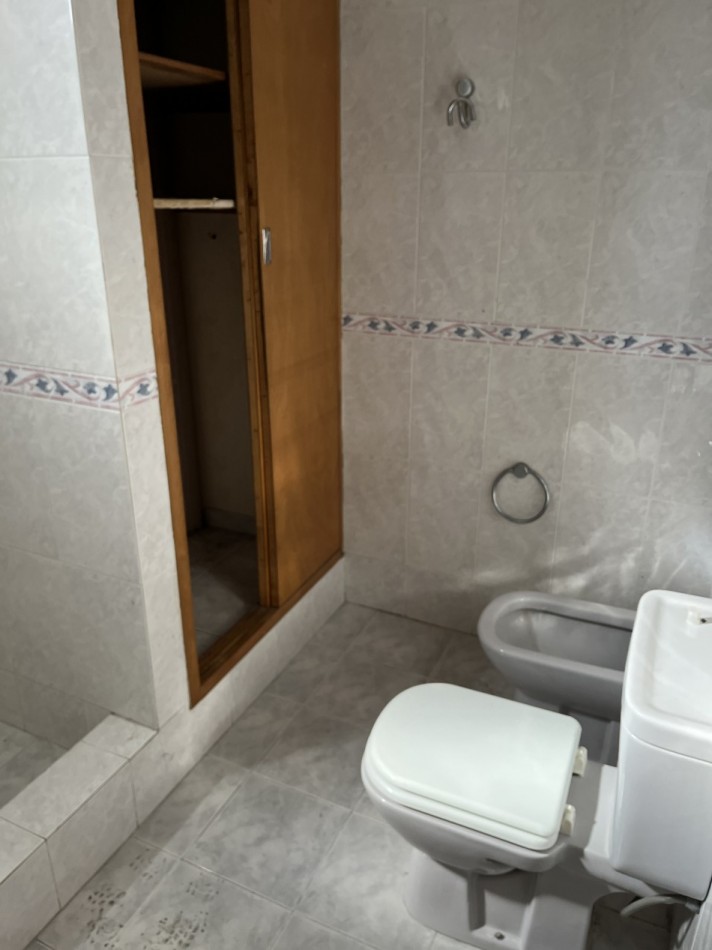 Oportunidad Unica en Barrio Chauvin - Propiedad con Local, Garage Doble y Casa de 4 Ambientes