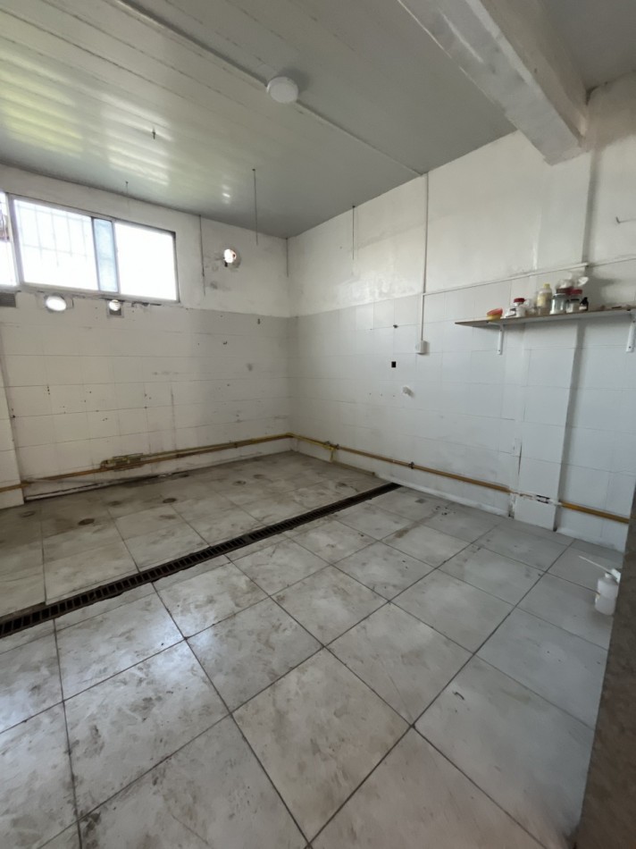 Oportunidad Unica en Barrio Chauvin - Propiedad con Local, Garage Doble y Casa de 4 Ambientes