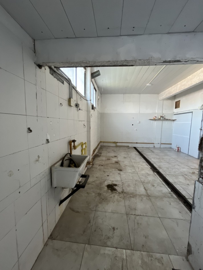 Oportunidad Unica en Barrio Chauvin - Propiedad con Local, Garage Doble y Casa de 4 Ambientes