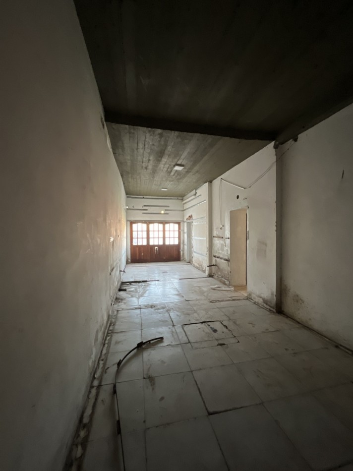 Oportunidad Unica en Barrio Chauvin - Propiedad con Local, Garage Doble y Casa de 4 Ambientes