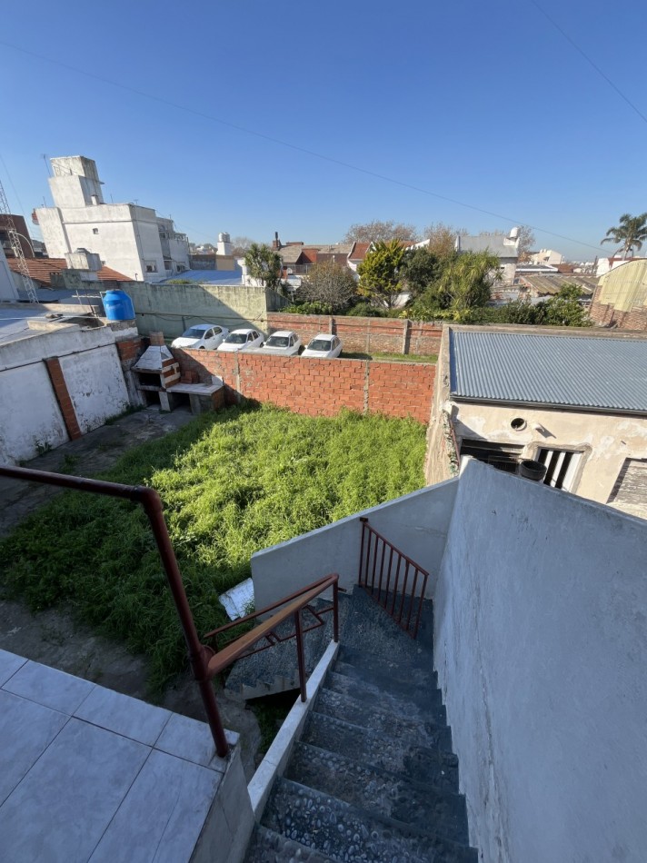 Oportunidad Unica en Barrio Chauvin - Propiedad con Local, Garage Doble y Casa de 4 Ambientes