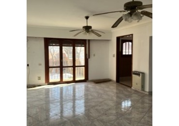 Oportunidad Unica en Barrio Chauvin - Propiedad con Local, Garage Doble y Casa de 4 Ambientes